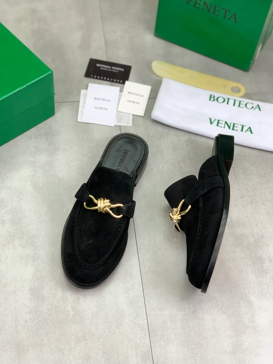 Men's shoes 💰P800 [New model] (genuine leather outsole) water-dyed cow lining 💰High-quality business couple half-slip leather shoes 💎💎💎 BOTTEGA VENETA official website synchronizes the latest top version of BV in the market, accepts material comparison, shoe type comparison, process comparison, practical and textured, versatile and suitable for any occasion, the more you look at it, the more flavorful it becomes. Purely hand-knitted craftsmanship - Upper material, calfskin imported from Italy 🇮🇹 - High-quality water-dyed cowhide lining - Original private model customized leather outsole -Size: Female 35-39 (40 ordered) Male 39-44 (38 45 can be customized) Color: Multiple colors available